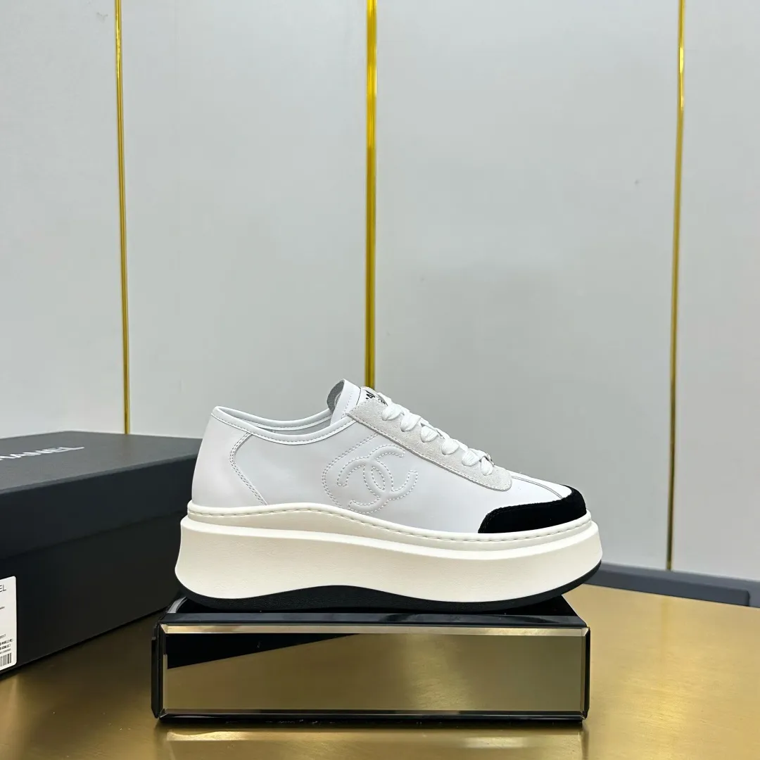 👟👟Ex-factory price 600👟👟 Upgraded version, upgraded version, upgraded version! No rebuttal accepted! ! ! ! Chanel Chanel panda shoes! 2025 counter's top casual sports shoes. This classic design; the upper is electro-embroidered with a variety of techniques; the outsole is fashionable and sporty; the unusual inclusion of a variety of color matching elements... The diversified mix and match is very good-looking and versatile, and can be used for leisure, fashion, sports, and outdoor... ꫛꫀꪝ Go➫ Materials: ❶Upper made of: original imported first-layer silk cowhide + original waterproof cloth + original first-layer cowhide ❷Inner lining: Original Yangli+Net ❸Outsole based on: Original TPU combination outsole Counter boutique packaging complete set for women 35–41 👉 👉